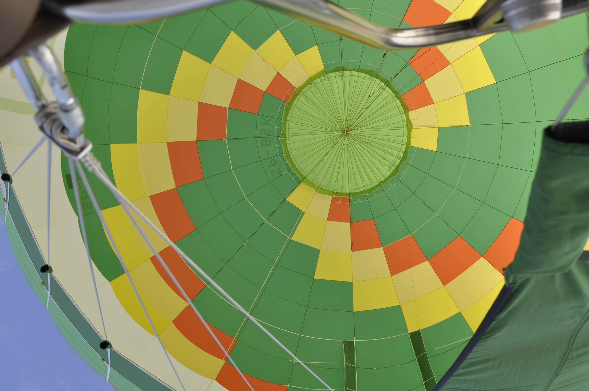 Widok z kosza na powłokę podczas lotu balonem na ogrzane powietrze