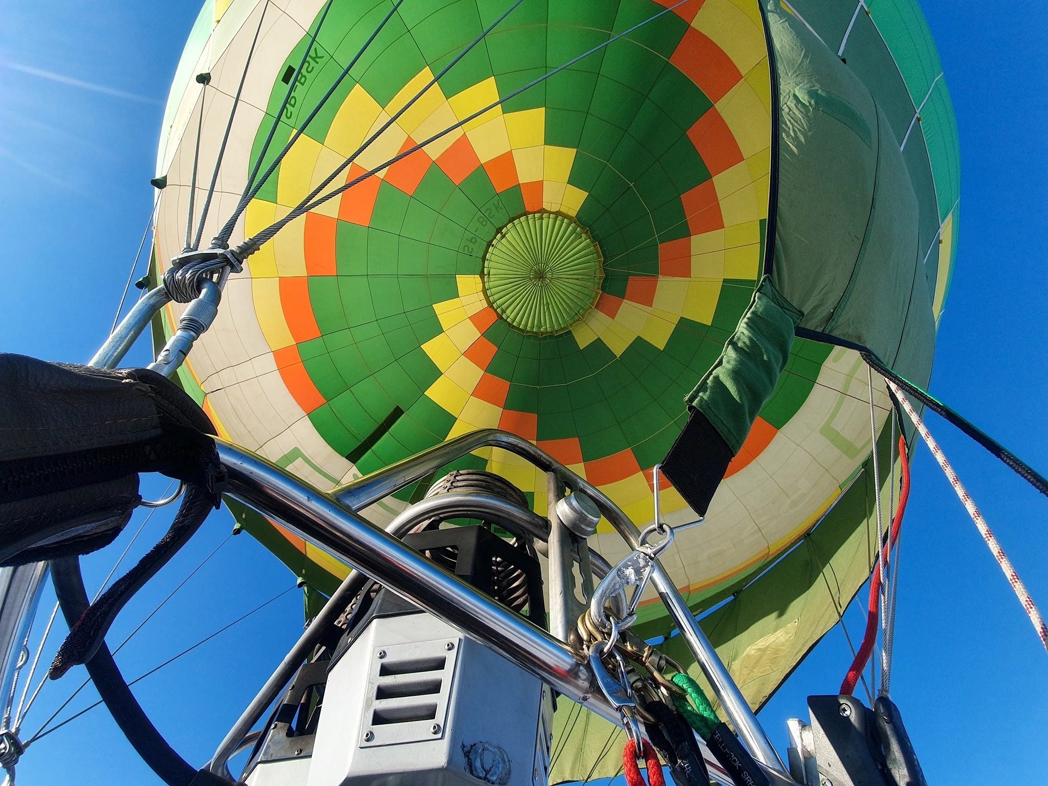 Widok z kosza na powłokę oraz palniki podczas lotu balonem na ogrzane powietrze