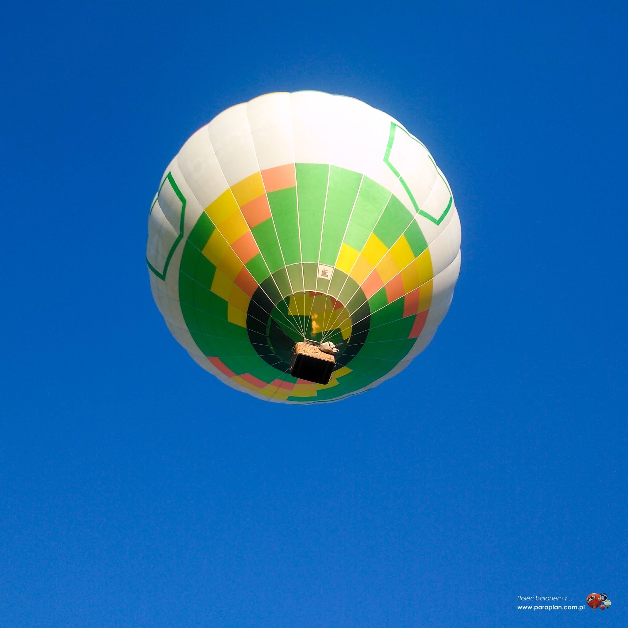 Nasz balon w całej okazałości ujęty od dołu podczas lotu balonem z odpalonym palnikiem