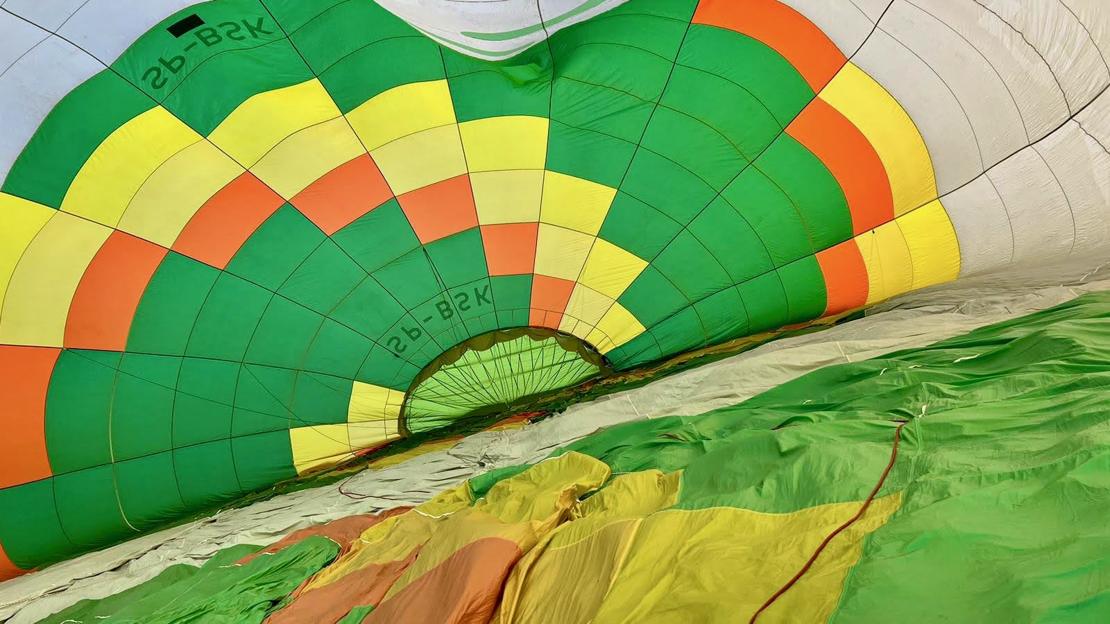 Widok na powłokę balonu SP-BSK od wewnątrz podczas pompowania ogrzanego powietrza